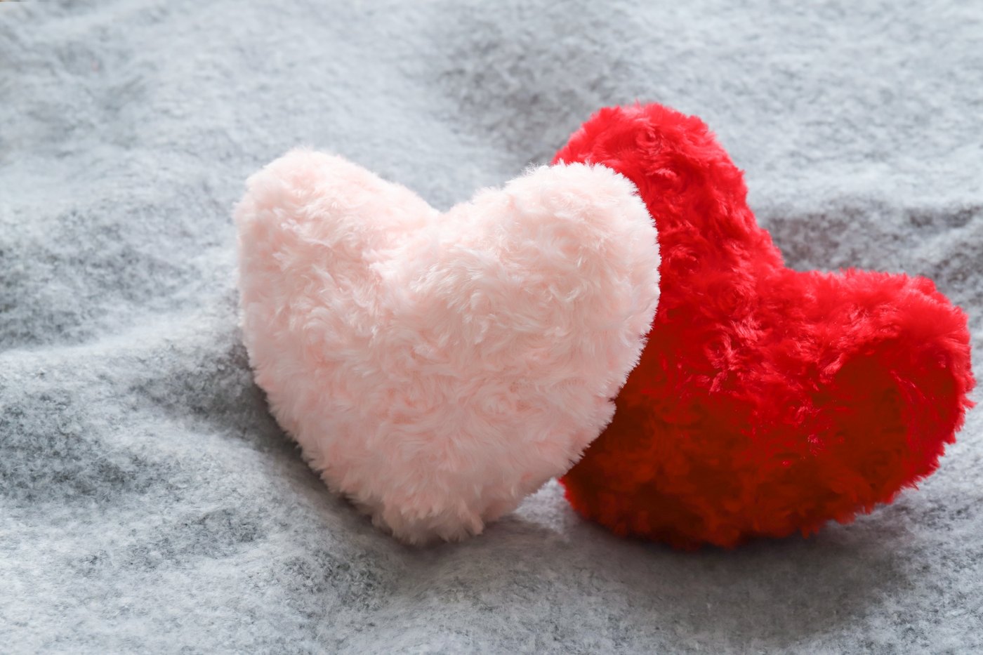赤と淡いピンクの2つのハート。初めてのキスが不安な時に気持ちを整理するイメージ