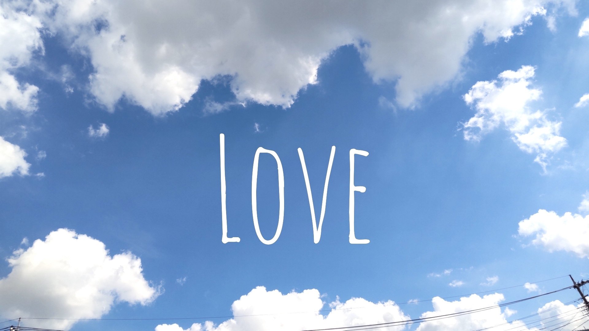 青空に描かれたLOVE。フレンチキスの言葉の意味の違いを考えるイメージ